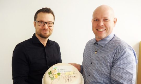 Terje og Thomas med 10 års jubileumskake