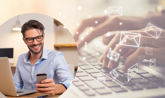 Deltager som mottr invitasjon på e-post på mobilen