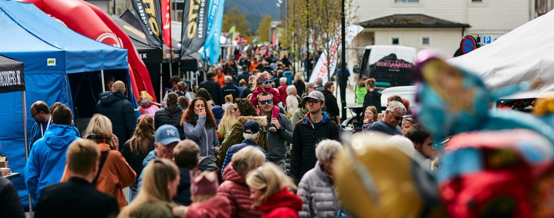 Handelsgate full av folk på Otta motorfestival