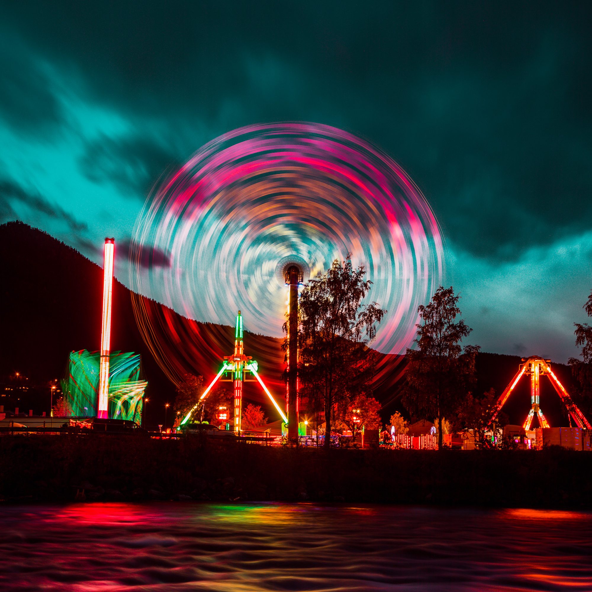 Tivoli på Otta Martnan, pariserhjul med nattehimmel i bakgrunnen
