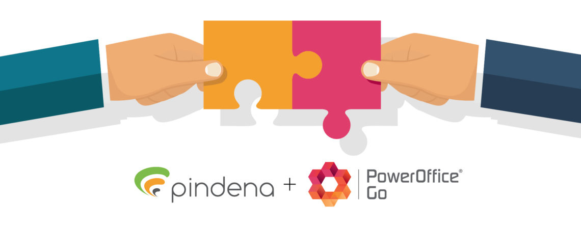 To puslespillbiter legat sammen av to hender og logoene til Pindena og PowerOffice illustrerer koblingen mellom systemene