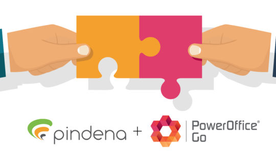 To puslespillbiter legat sammen av to hender og logoene til Pindena og PowerOffice illustrerer koblingen mellom systemene