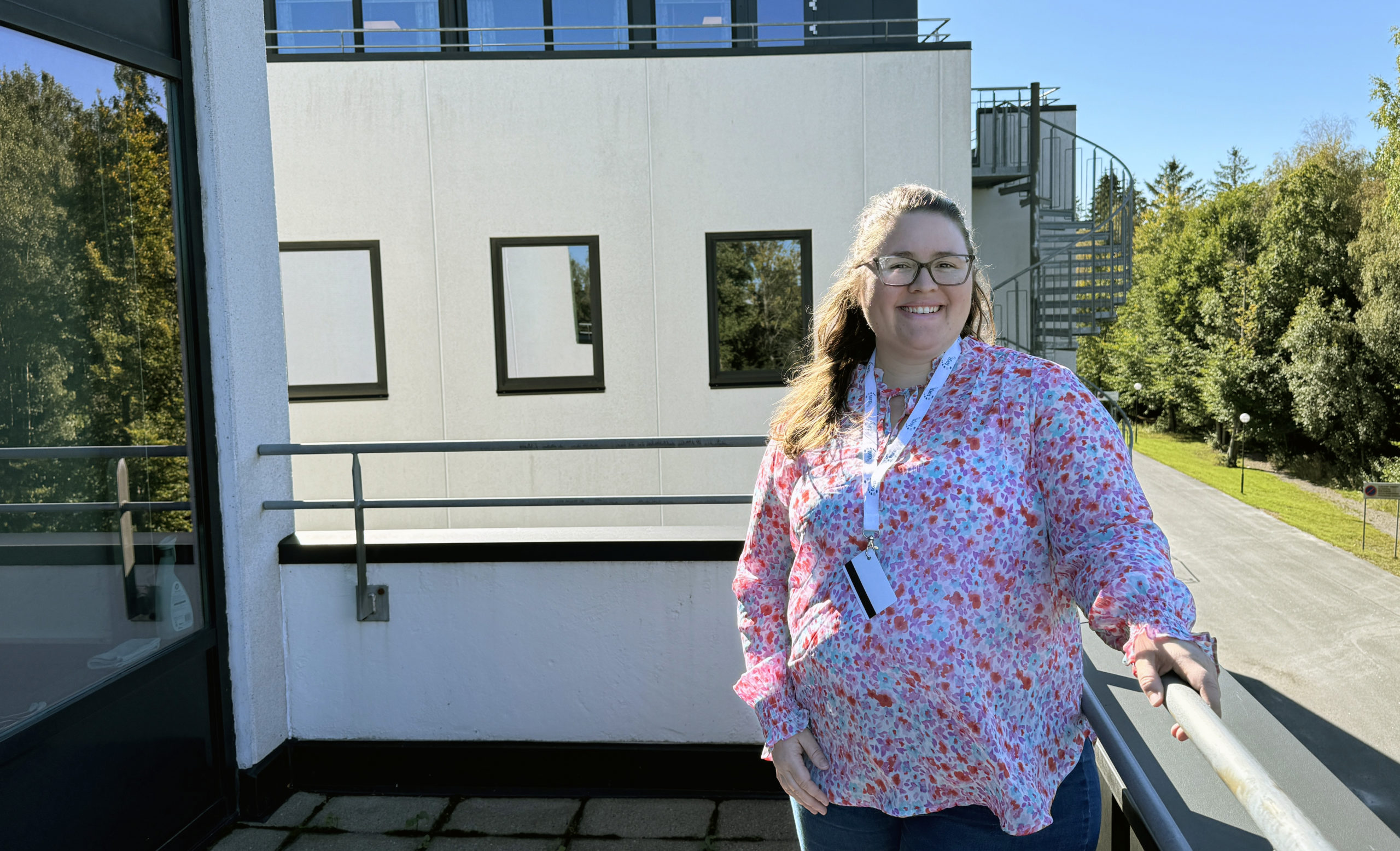 Bilde av Heidi på balkongen på Torp IT