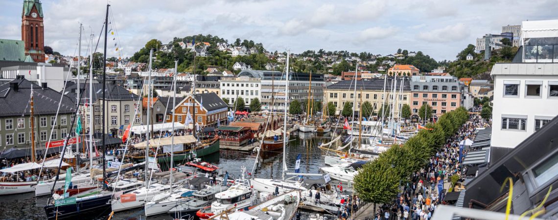 Oversiktktsbilde av Arendal by under arrangementet Arendalsuka i 2024.