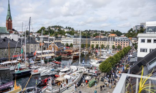 Oversiktktsbilde av Arendal by under arrangementet Arendalsuka i 2024.
