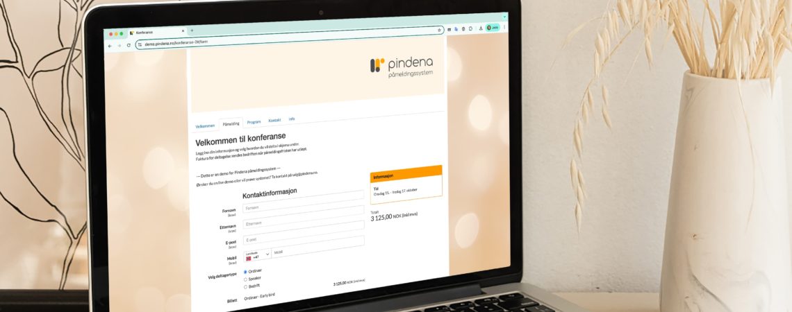 Åpen laptop på et bord med påmelding til et arrangement på skjermen