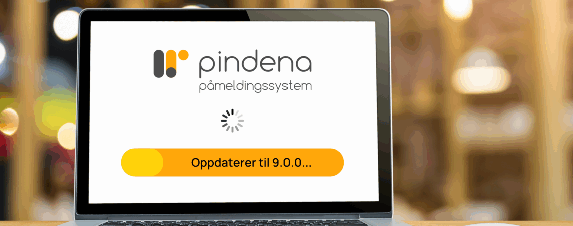 Bilde av laptop på et bord som viser illustrasjon av oppgradering av Pindena påmeldingssystem til versjon 9.0.0.