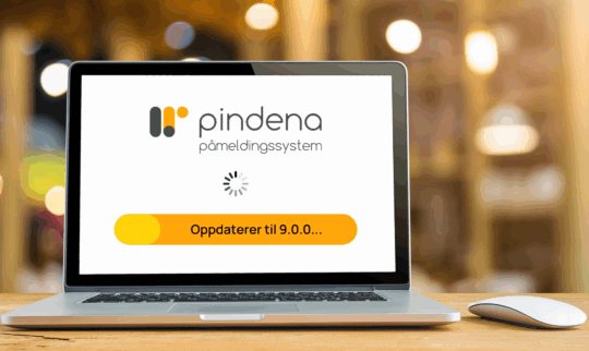 Bilde av laptop på et bord som viser illustrasjon av oppgradering av Pindena påmeldingssystem til versjon 9.0.0.