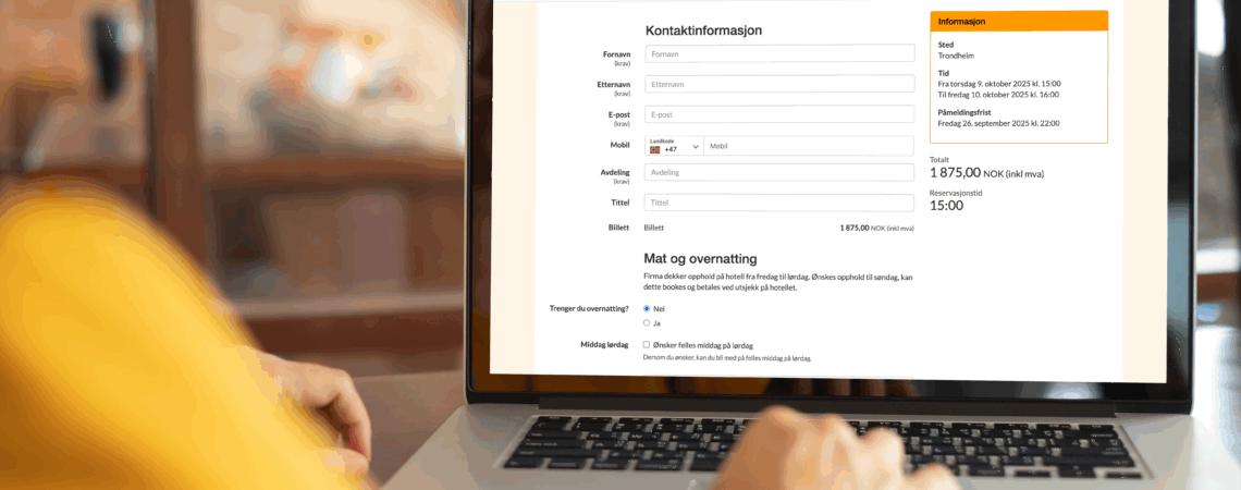 En laptop på et bord med påmeldingsskjema med design, valgmuligheter og pris