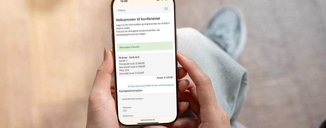 Dam sjekker påmeldingsbekreftelsen på nettbasert app på mobil