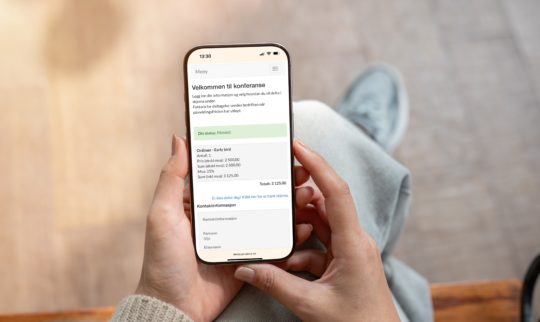 Dam sjekker påmeldingsbekreftelsen på nettbasert app på mobil